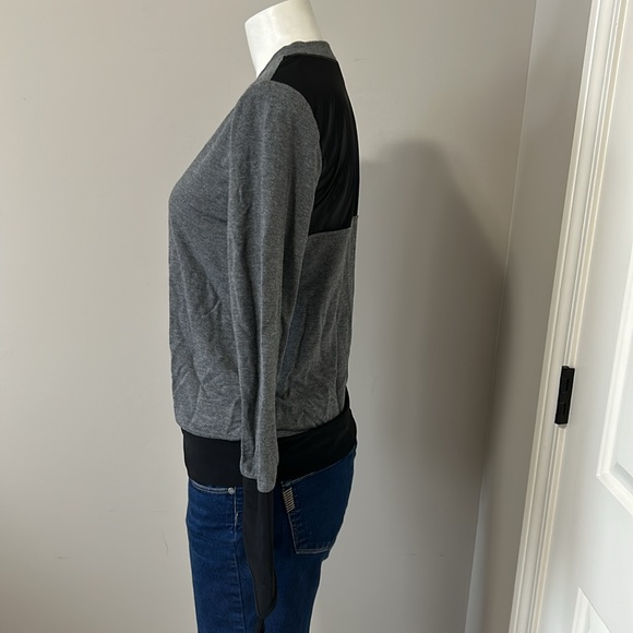 Alo Yoga Serene Long Sleeve Top Gray Black Mesh Cuff Finger Loop Sz M - Picture 8 of 13